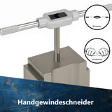 Manuelles Gewindeschneiden eines Innengewindes in ein Metallwerkstück mithilfe eines verstellbaren Wendeisens.