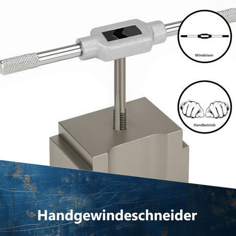 Manuelles Gewindeschneiden eines Innengewindes in ein Metallwerkstück mithilfe eines verstellbaren Wendeisens.